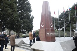 GNAT Foreign Affairs Committee chair visits Turkish Martyrs' Memorial in Baku - PHOTO 