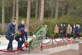 Members of Turkish and Georgian parliaments visit Alley of Honor and Victory Park