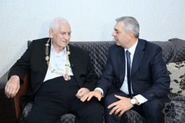 People's Poet Nariman Hasanzade presented with “Heydar Aliyev” Order
