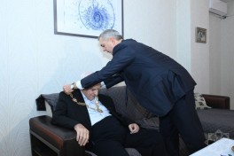 People's Poet Nariman Hasanzade presented with “Heydar Aliyev” Order