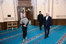 Leyla Aliyeva and Alena Aliyeva visit Juma Mosque