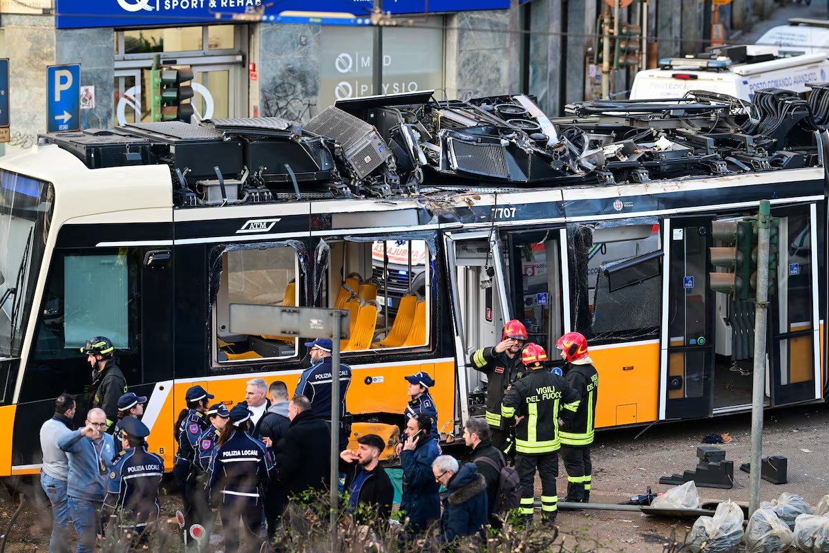 Tram derails in central Milan leaving two dead, 40 injured