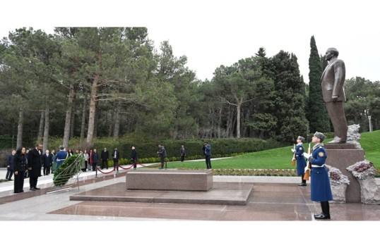 Ethiopian Prime Minister pays tribute to Heydar Aliyev at Alley of Honor