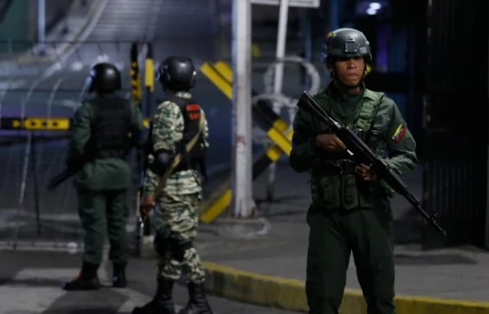 Miraflores presidential palace under military protection in Caracas