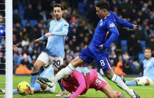 Late Fernandez goal sees Chelsea battle to draw and dent Man City's title hopes