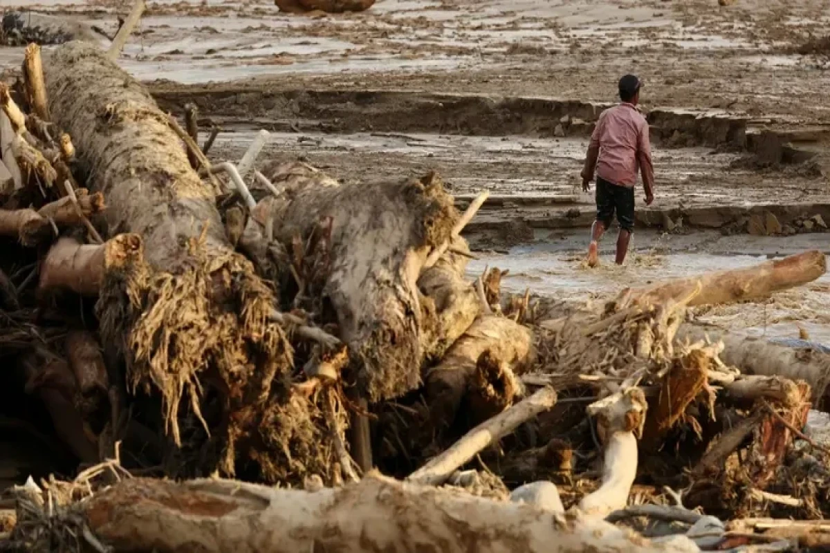 Indonesia flood kills 16, displaces hundreds