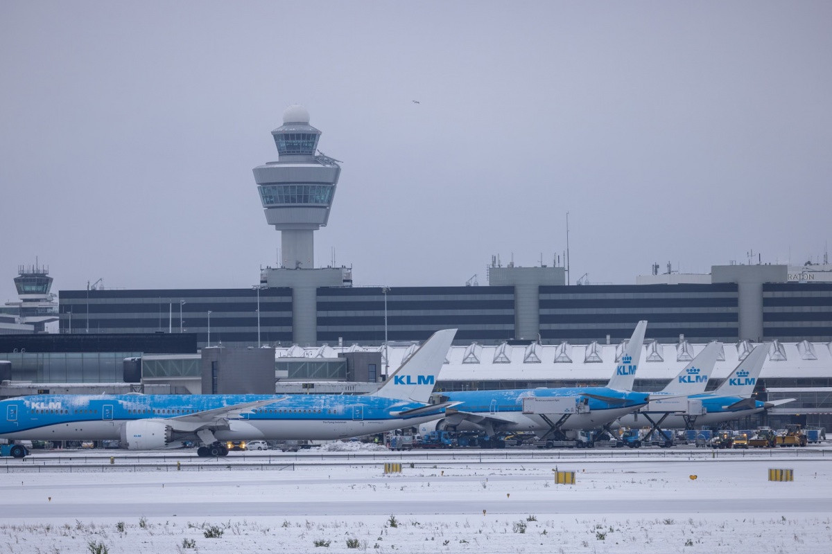 Snow cripples air, train and road traffic in Amsterdam and Paris