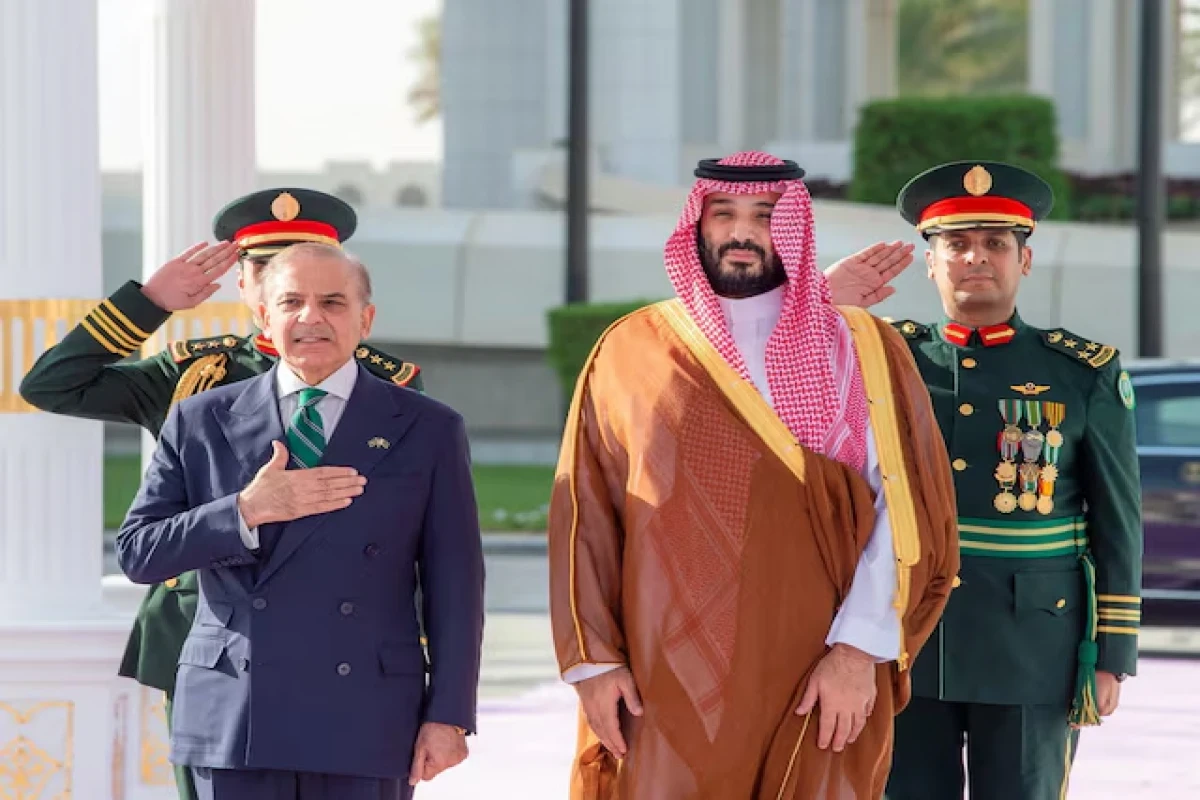 Pakistan Prime Minister Shehbaz Sharif  and Saudi Crown Prince Mohammed bin Salma