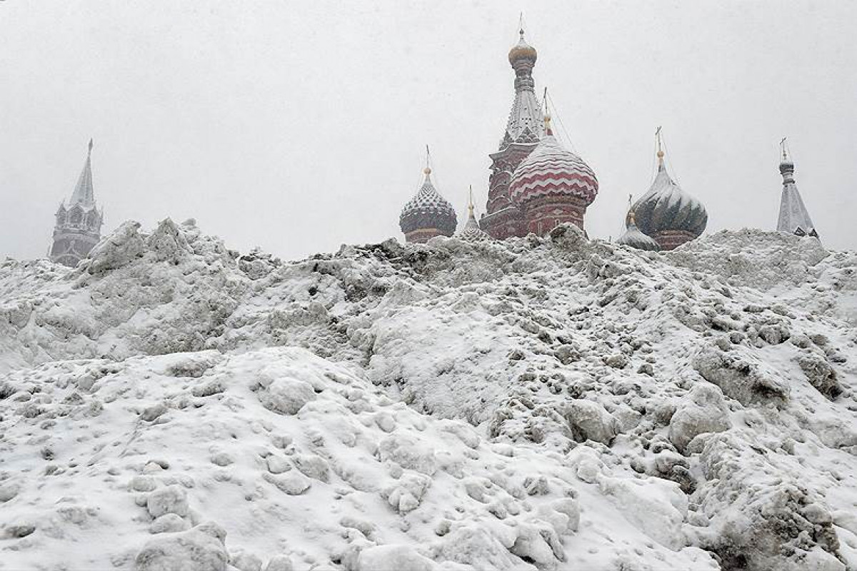 Heavy snow hits Moscow, hundreds of flights canceled