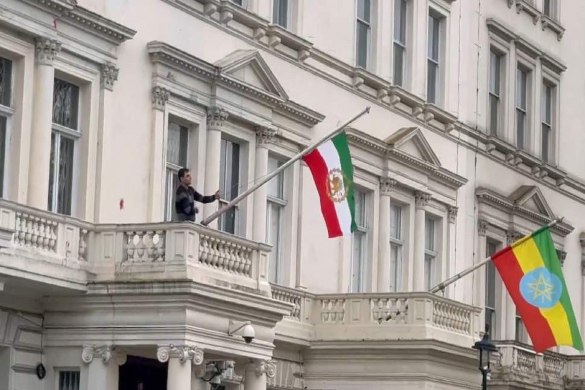 Protesters in London replace the flag at the Iranian embassy with a Shah-era flag-VIDEO 