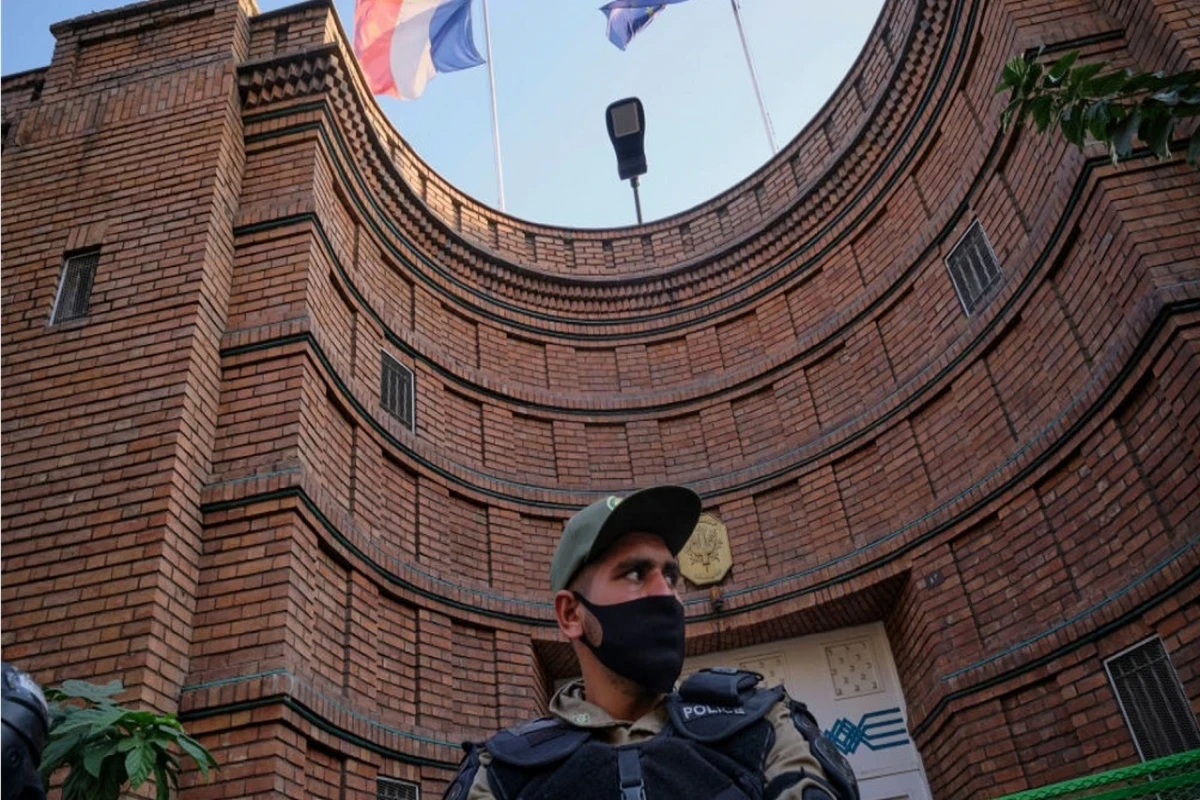 Non‑essential French embassy staff depart Iran