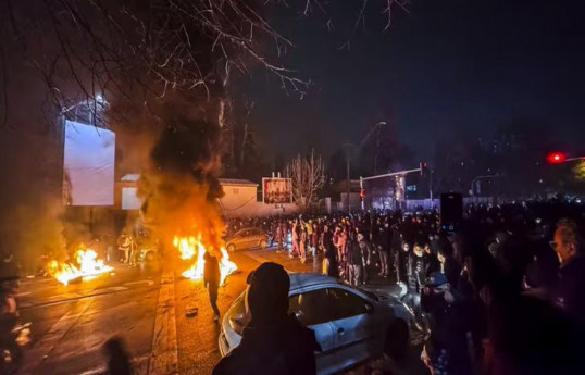 Iranians able to make some calls abroad while internet access is still out after protests