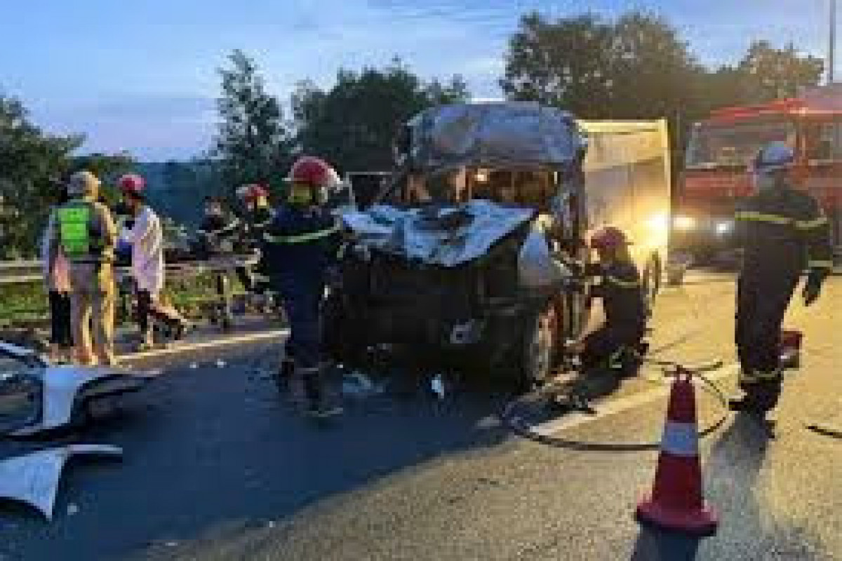 4 dead in central Vietnam expressway collision