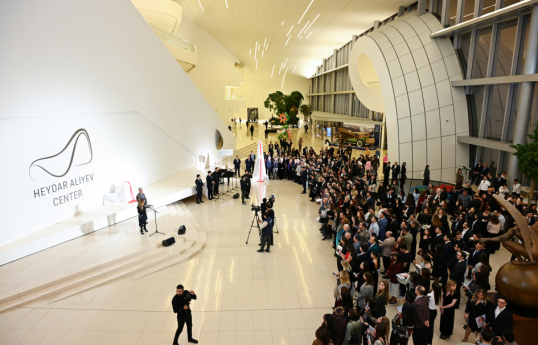 World-renowned American sculptor Carole Feuerman’s exhibition “Reborn into the Water” opens at Heydar Aliyev Center