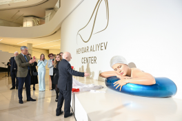 World-renowned American sculptor Carole Feuerman’s exhibition “Reborn into the Water” opens at Heydar Aliyev Center