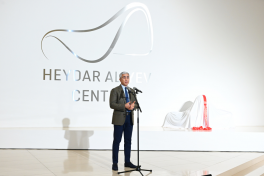 World-renowned American sculptor Carole Feuerman’s exhibition “Reborn into the Water” opens at Heydar Aliyev Center