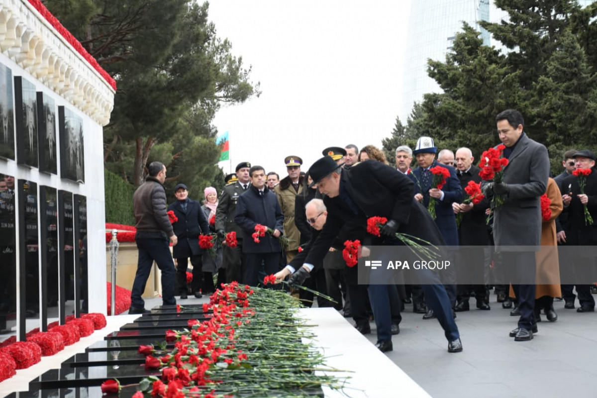 Diplomatic corps in Azerbaijan visits Alley of Martyrs on January 20 anniversary -PHOTO 