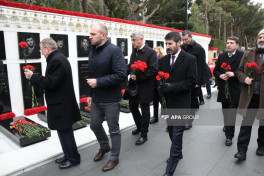 Diplomatic corps in Azerbaijan visits Alley of Martyrs on January 20 anniversary -PHOTO 
