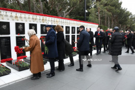 Diplomatic corps in Azerbaijan visits Alley of Martyrs on January 20 anniversary -PHOTO 