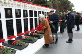 Diplomatic corps in Azerbaijan visits Alley of Martyrs on January 20 anniversary -PHOTO 
