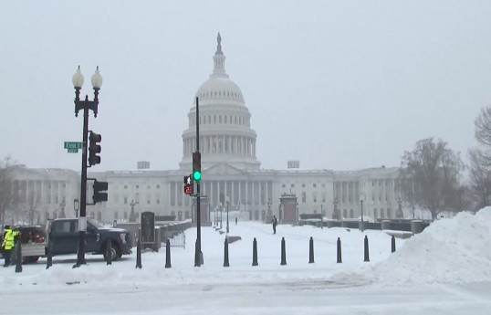 Hundreds of thousands without power as winter storm hits US