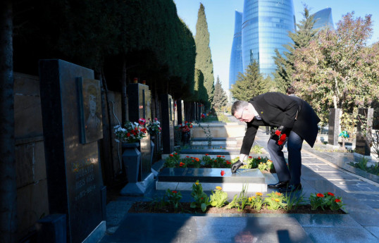 Israeli FM visits Alley of Martyrs and Victory Park in Baku