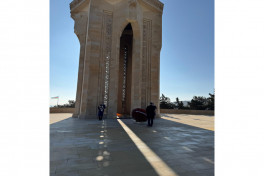 Israeli FM visits Alley of Martyrs and Victory Park in Baku