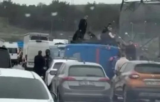 Bus carrying prisoners overturns in Istanbul, 19 injured