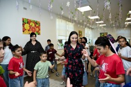 Leyla Aliyeva meets residents of child care social service institution in Sheki - PHOTO 