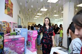 Leyla Aliyeva meets residents of child care social service institution in Sheki - PHOTO 
