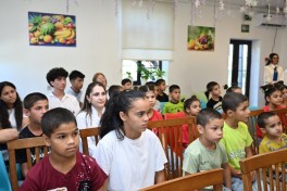 Leyla Aliyeva meets residents of child care social service institution in Sheki - PHOTO 