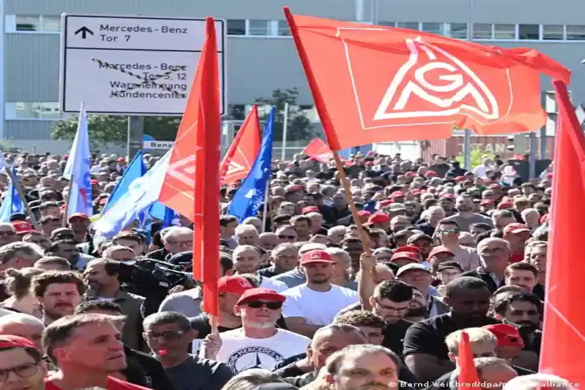 Workers protest Mercedes-Benz cost-cutting