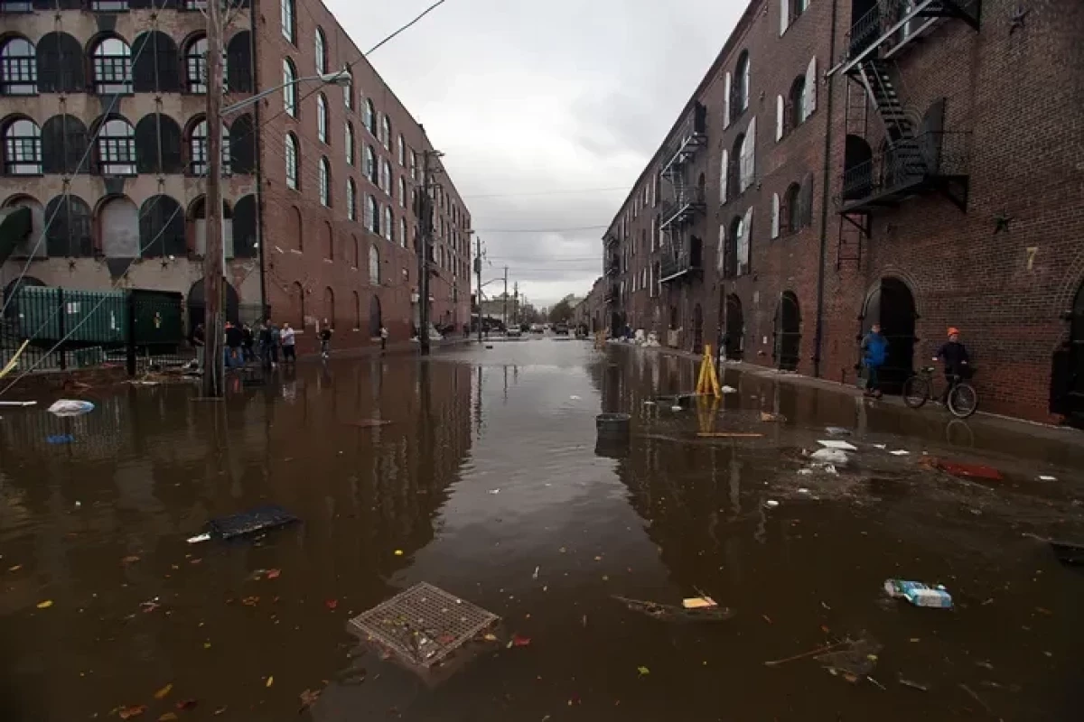 Heavy rainfall triggers flooding in New York, flights delayed