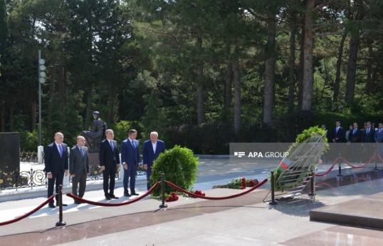 Foreign Ministry leadership visits Alley of Honor - PHOTO 