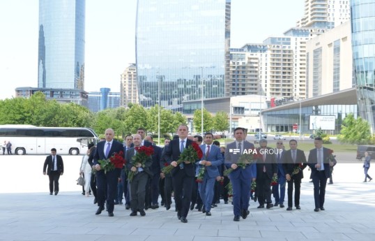 Foreign Ministry staff visit Victory Monument - PHOTO 