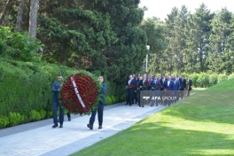 Foreign Ministry leadership visits Alley of Honor - PHOTO 