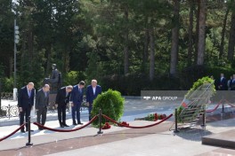 Foreign Ministry leadership visits Alley of Honor - PHOTO 