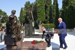 Foreign Ministry leadership visits Alley of Honor - PHOTO 