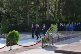 Foreign Ministry leadership visits Alley of Honor - PHOTO 