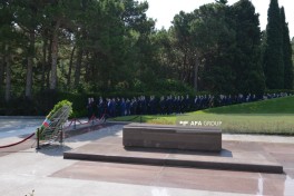 Foreign Ministry leadership visits Alley of Honor - PHOTO 