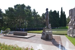 Foreign Ministry leadership visits Alley of Honor - PHOTO 