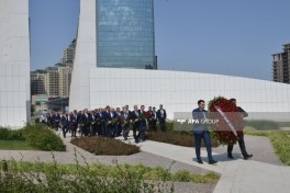 Foreign Ministry staff visit Victory Monument - PHOTO 