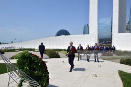 Foreign Ministry staff visit Victory Monument - PHOTO 