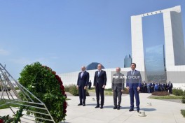 Foreign Ministry staff visit Victory Monument - PHOTO 
