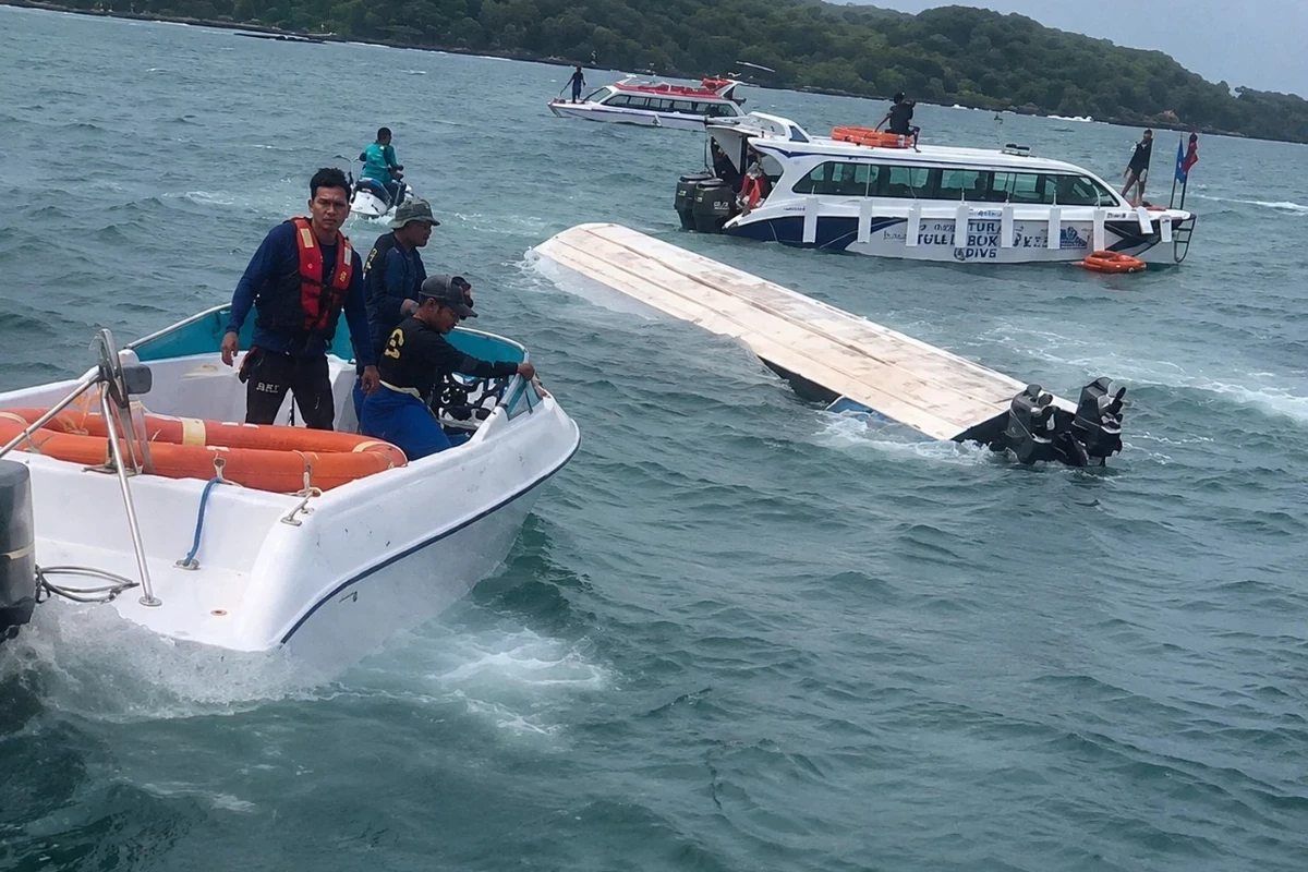 Boat carrying tourists capsizes off Vietnam