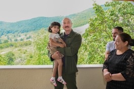 President Ilham Aliyev inspected restoration works in Shusha’s Kichik Galaderesi village and met with returning residents - PHOTO 