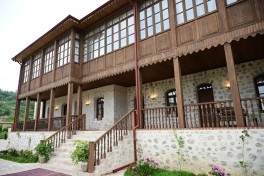 President Ilham Aliyev reviewed new buildings of “Yasaman” Hotel in Shusha