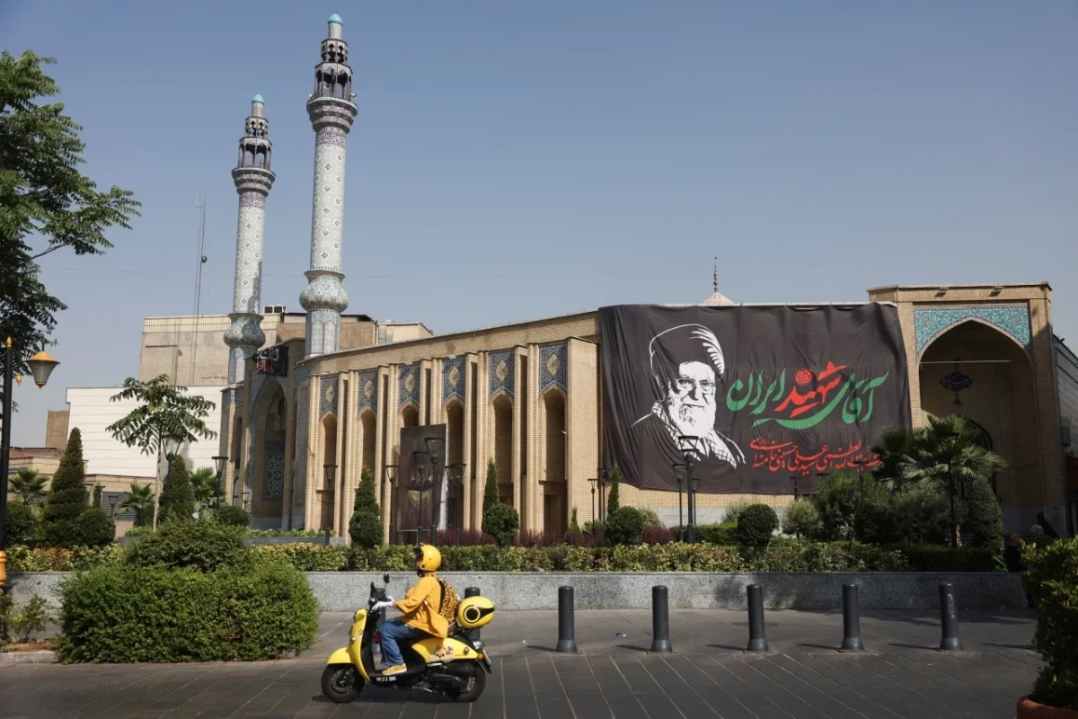 Tehran condemns US attacks, warns neighboring countries against aiding it