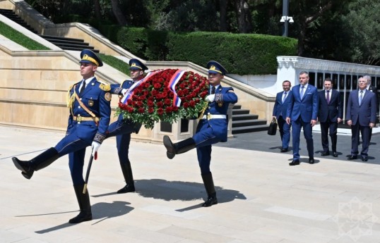 President of Slovakia visits Alley of Martyrs in Baku