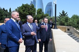 President of Slovakia visits Alley of Martyrs in Baku
